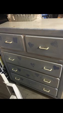 Dresser 🌼all Wood and very spacious drawers!!