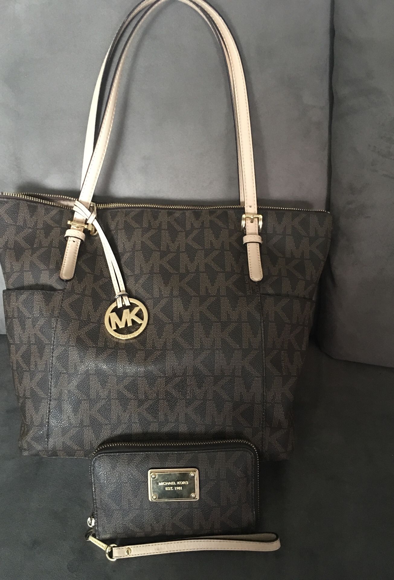 Michael kors purse and wristlet very good condition used only a few months