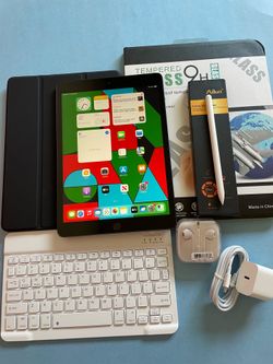 Apple IPad 8th Generation (10.2” Retina /Latest iOS 26/ 2020 model) 32GB with stylus pen, keyboard & Accessories