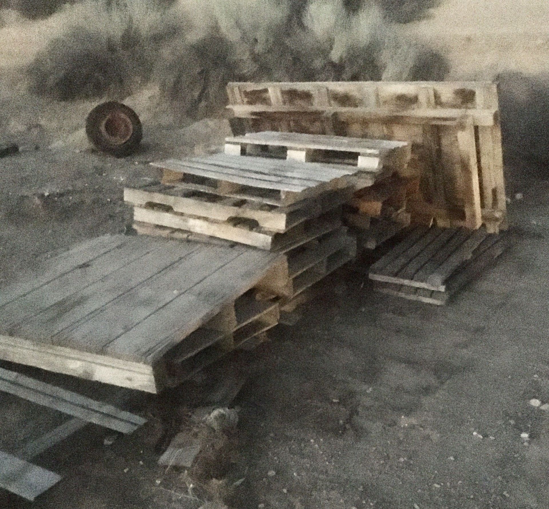 Pallets and Wood 100”s of free pallets for Sale in Victorville, CA