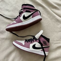Air Jordan Women’s 1 Mid SE Mulberry 