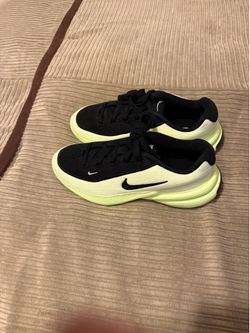 New Nike Uplift Size 6Y Or 7.5 Women’s