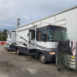 2005 30' Class A MOTORHOME ONLY 50K MIKES 2 SLIDES