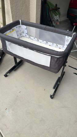 Baby bedside bassinet