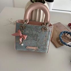 Good-looking light luxury handbag