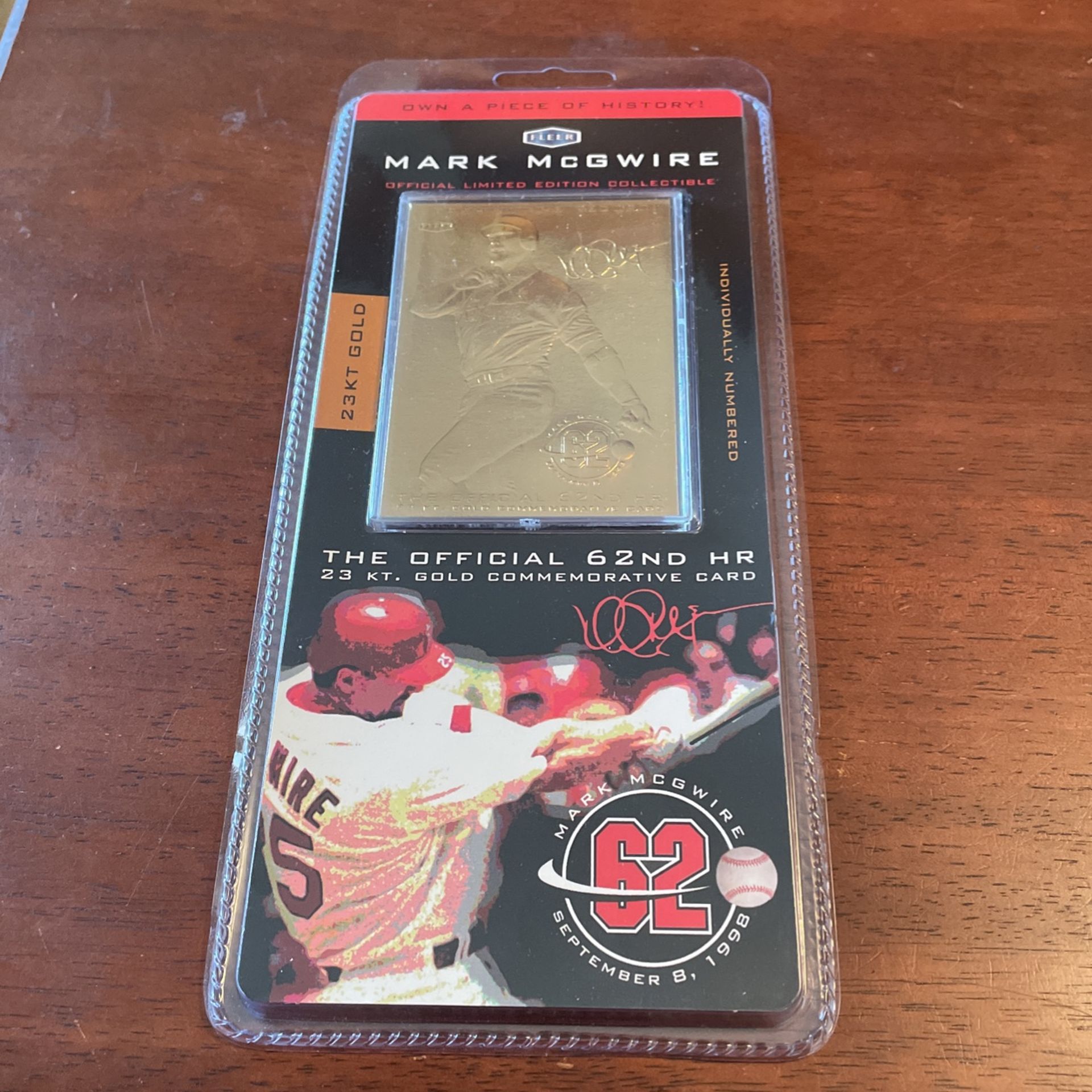 Mark McGwire the official 62 second home run 22 karat gold commemorative card