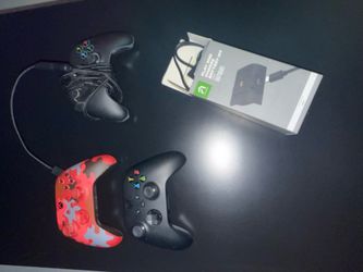 X BOX CONTROLLERS AND CHARGER WITH FREE GAME