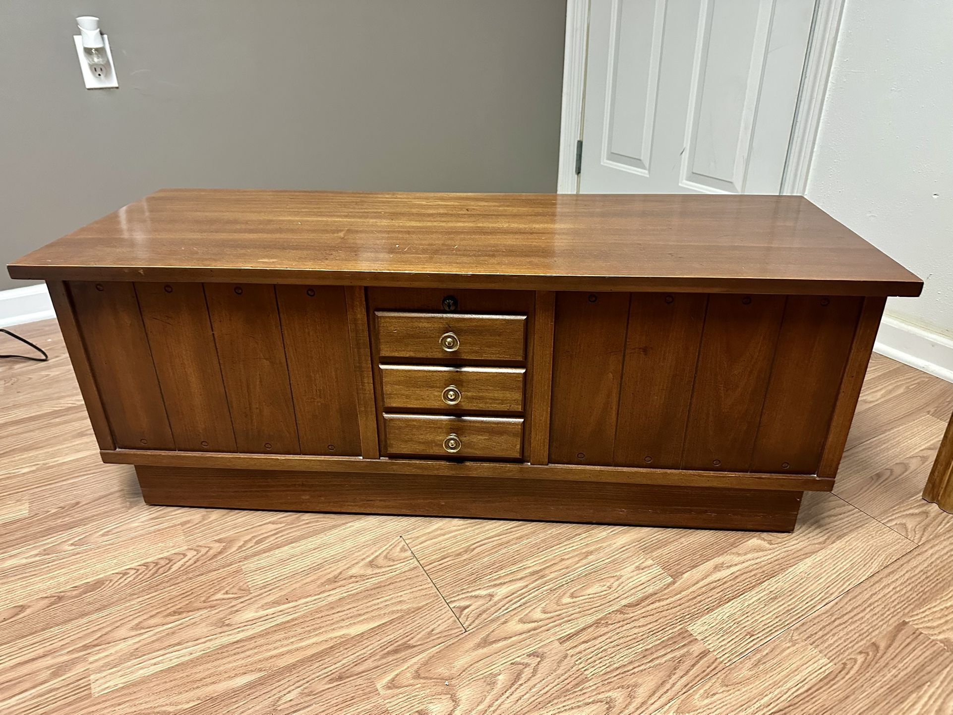 Vintage Lane Legacy Cedar Hope Chest With Original Lock & Key– Excellent Condition