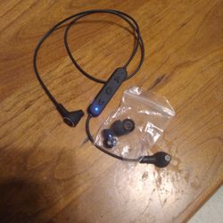 Magnetic wireless Earbuds