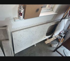 Quartz countertop 8ft long with extra pieces