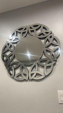 Round Decorative Wall Mirror with Geometric Frame