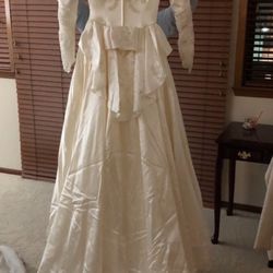 Brand New Wedding Dress Ivory/satin Color 