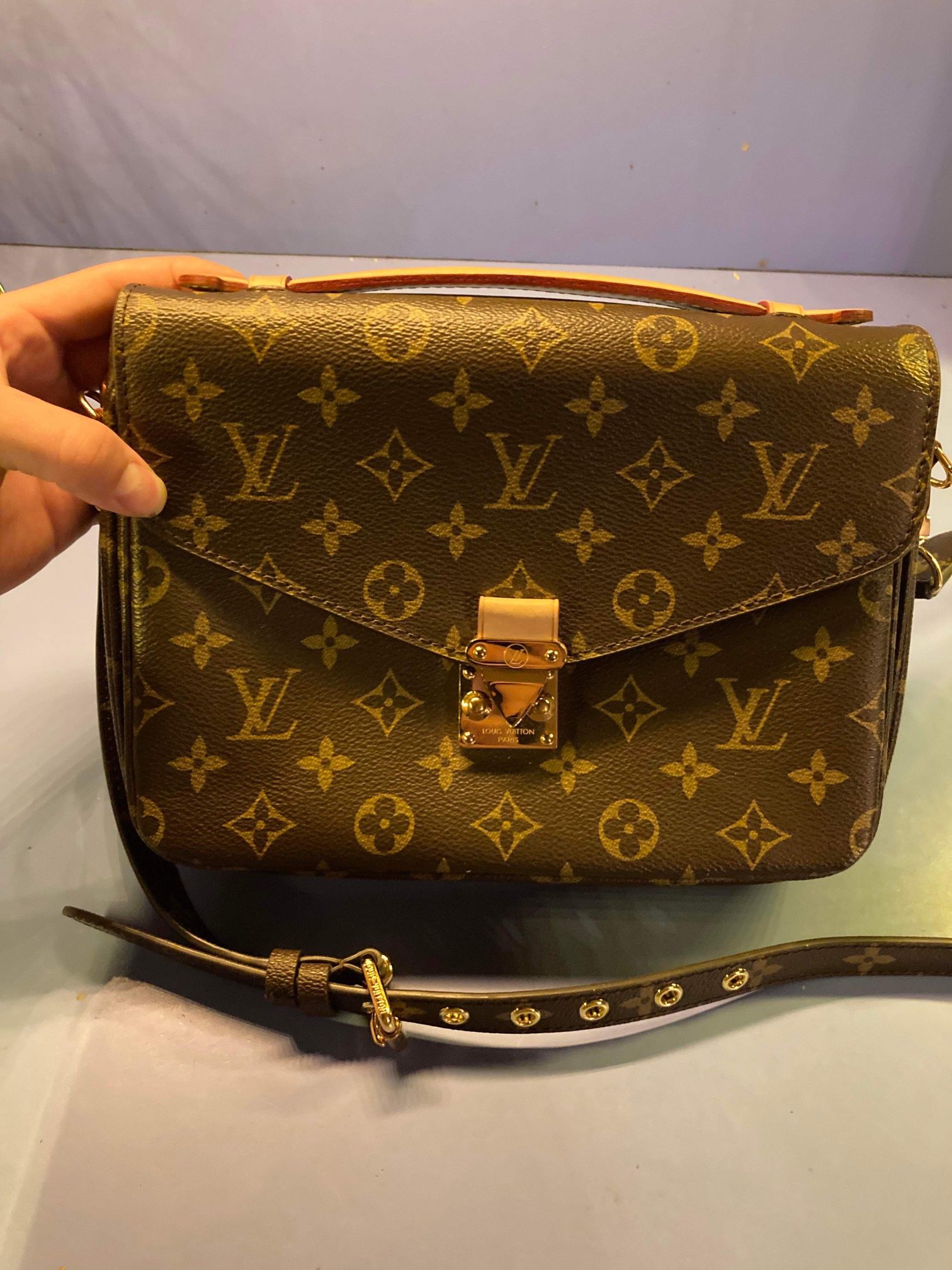 Louis Vuitton Looping GM Shoulder Bag for Sale in Carefree, AZ - OfferUp