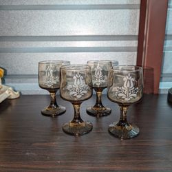 Vintage Pfaltzgraff Village Set of 5 Brown Water Stem Glasses Goblets Drinkingpreowned in good condition.  fun vintage brown tinted glasses with white