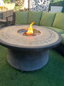 Beautiful fire pit in good condition. Tank not included