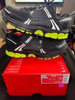 Nike Vomero 5” Black Volt” Size 6Y/7.5W