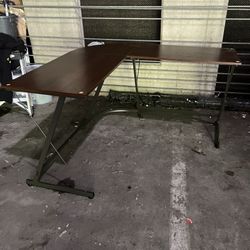 L Shaped Corner Desk 50 x 50 x 19 x 28 *pickup only Durm 27705