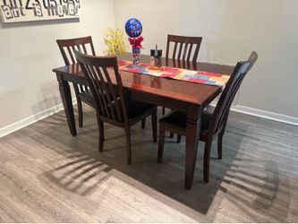 🔥 Solid Wood Dining Table Set with 4 Chairs – Excellent Condition