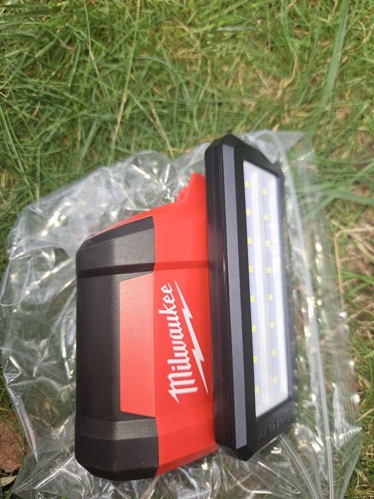 Milwaukee
M12 ROVER Service and Repair Flood Light with USB Charging light only (FIRM60.00)