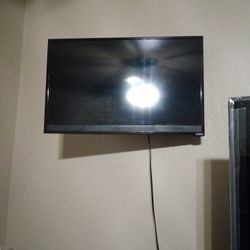 Just Like New 24inch Smart TV 