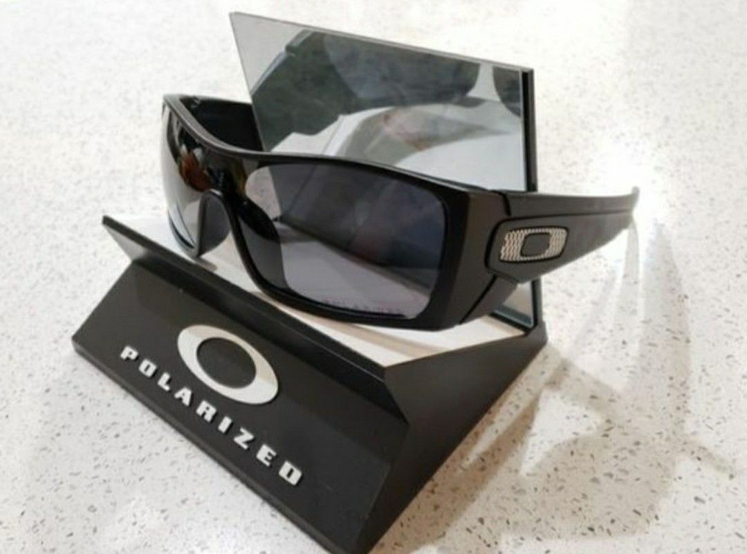 Oakley Batwolf Sunglasses Matte Black / Gray Polarized 9101-04 127mm