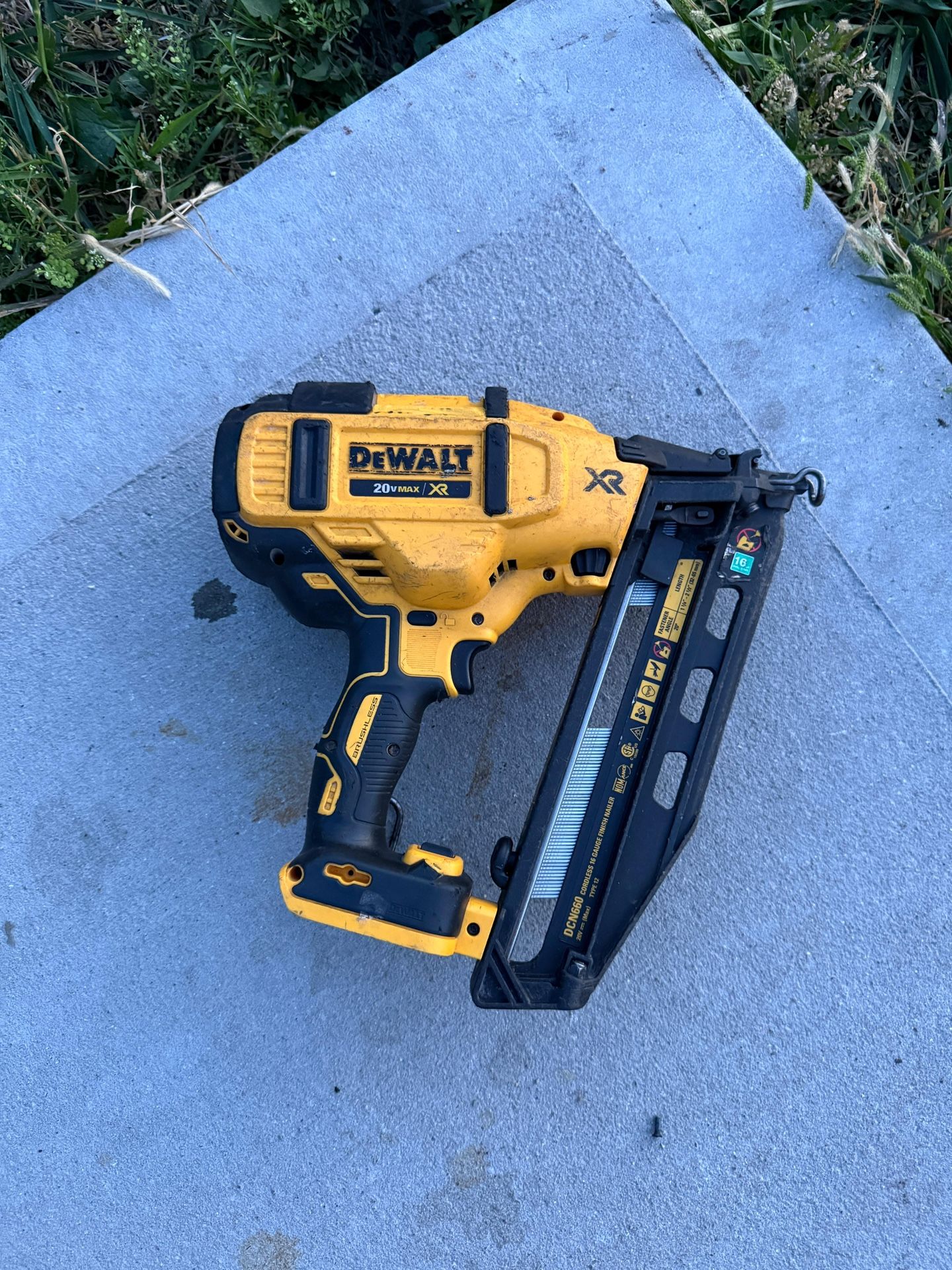 20V MAX Lithium-Ion 16-Gauge Cordless Angled Nailer