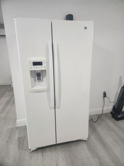 GE Side-by-Side Refrigerator with Ice and Water Dispenser