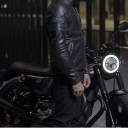 SPIDI VINTAGE  BLACK LEATHER MOTORCYCLE JACKET size 52. USED CONDITION MAKE AN OFFER! Please compare measurements for accurate fitting. Pit to Pit: 19