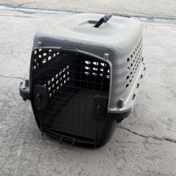 Petmate Navigator plastic pet kennel