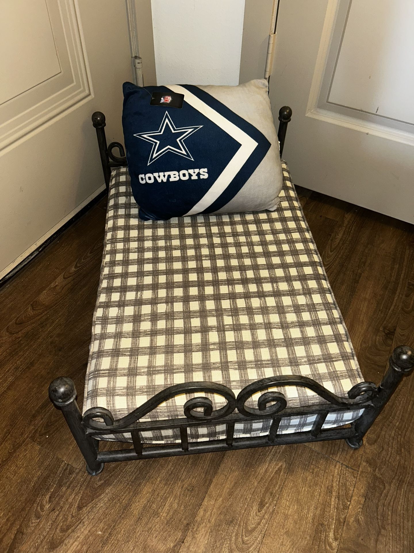 Very Nice Metal Dog / Cat Bed