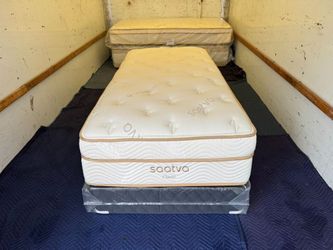 Like New! Twin XL Saatva Classic Plush Mattress - Delivery Available