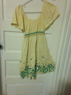 Women size small pale yellow short sleeve lightweight dress.