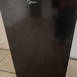 Midea Mini Fridge w/ Freezer – Like New