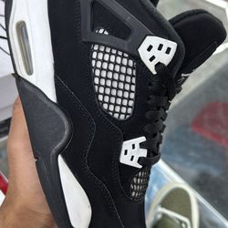 white thunder jordan 4