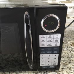 Oster 1.3 Cu. Ft. 1100 Watt Microwave Oven - Black OGZF1301 for Sale in  Portland, OR - OfferUp