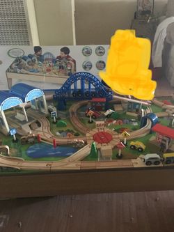Mesa Con VÃas De Trenecito Para Niños (as)