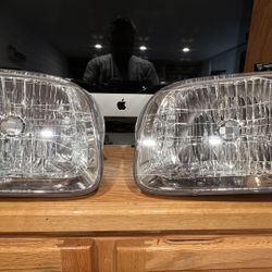 Toyota Tundra OEM Headlights w/Bulbs OEM