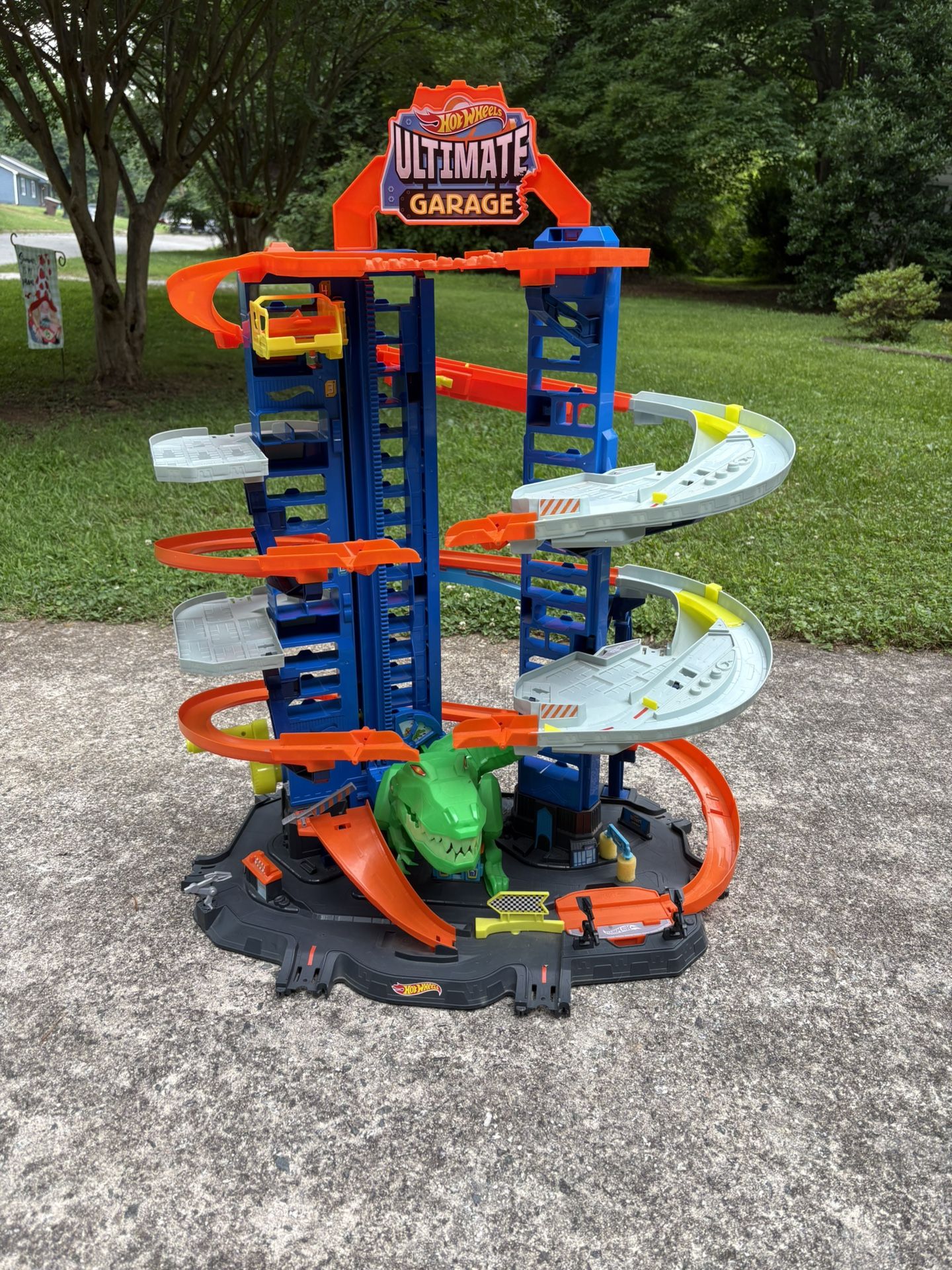 Hot Wheels Ultimate Garage T-Rex Playset