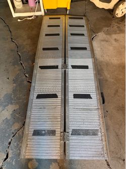 Heavy-duty folding aluminum loading ramp 7‘ x 2 1/2‘