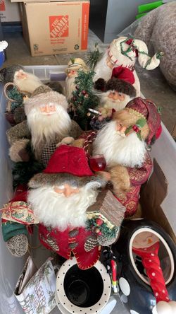7 Santa clause figurines