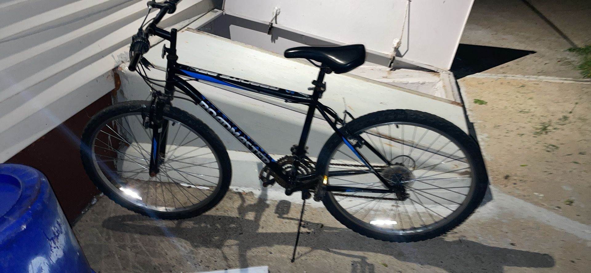 Roadmaster Granite Peak Men's Mountain Bike, 26" wheels, Black/Blue