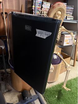 Like new black and decker mini fridge.