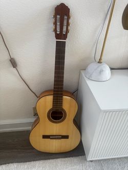 Kremona guitar (2007) missing 2 strings  Great condition $100