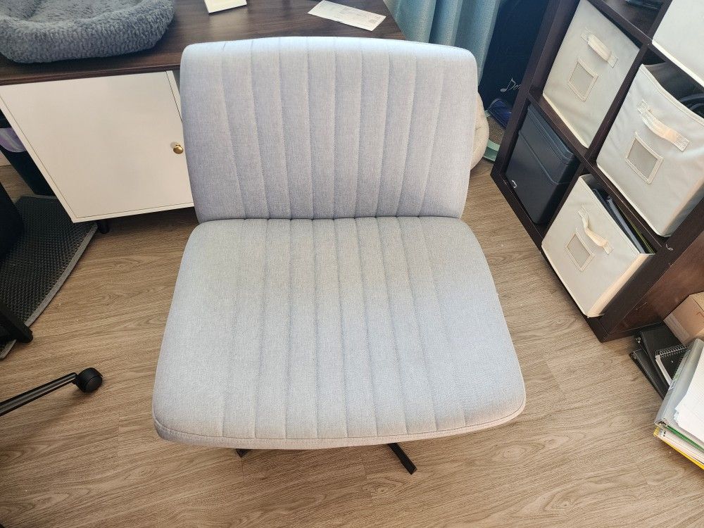 Wide Base Cross-legged Chair