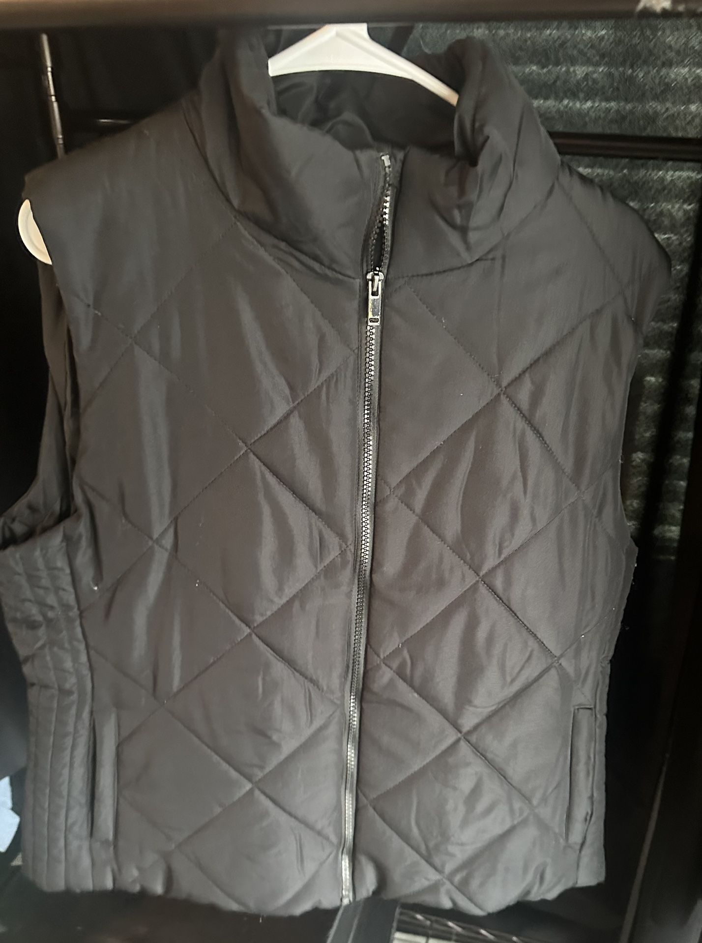 Women’s Black Zip Best Vest