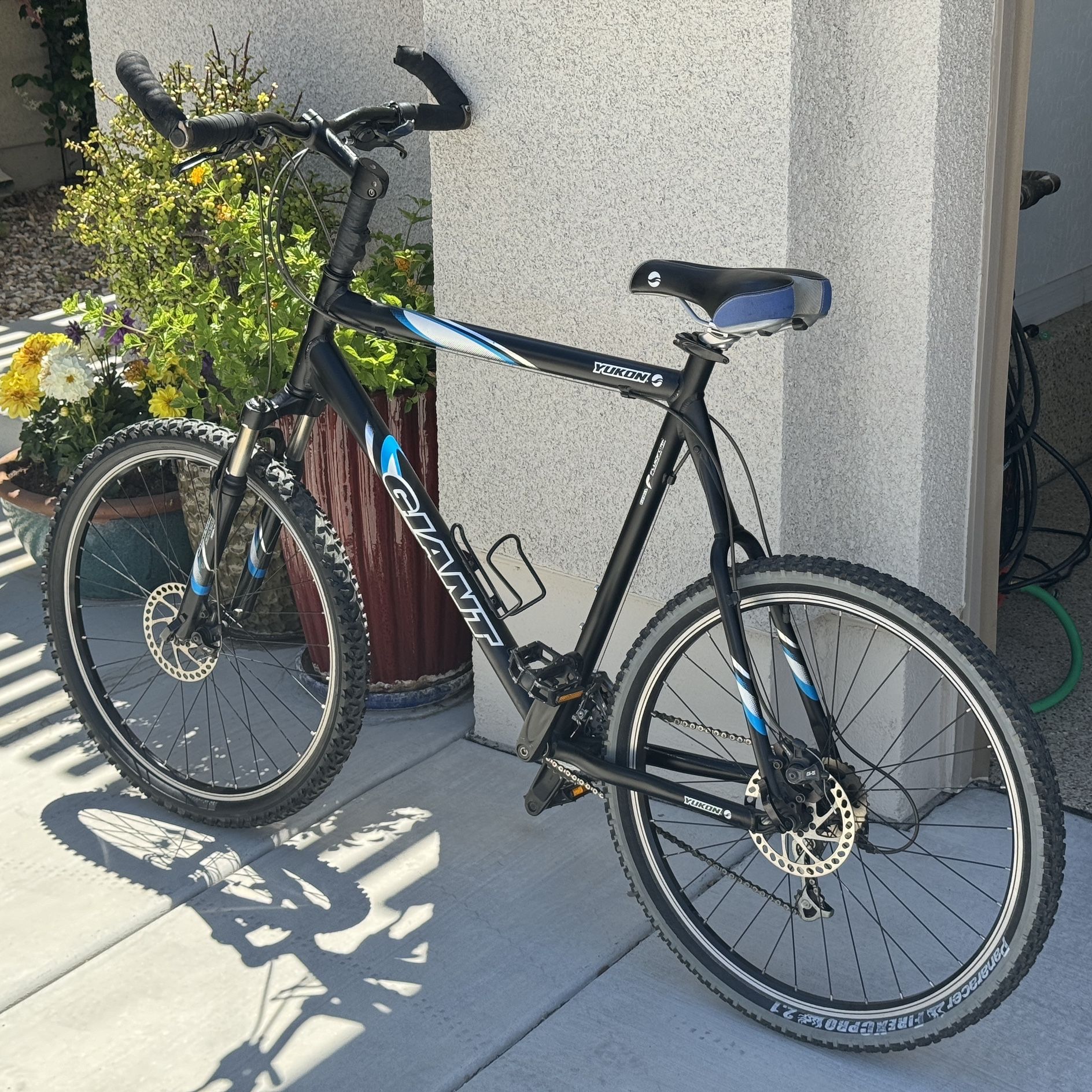 25 GIANT Yukon Mountain Bike XL for Tall Person for Sale in Las Vegas NV OfferUp