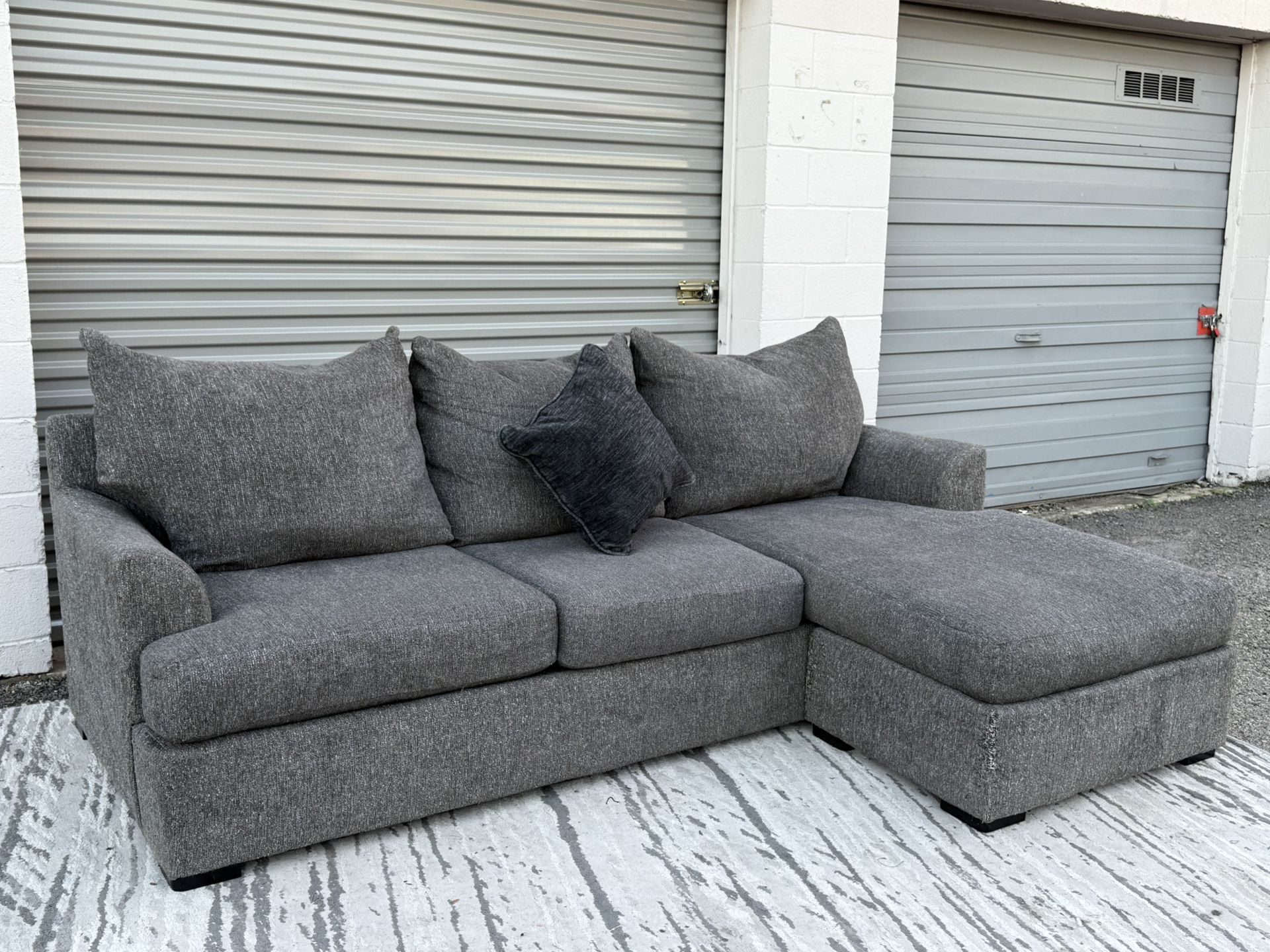 Broyhill Hartford Sofa w/Reversible Chaise & Ottoman 💥💥Free Delivery 🚛🚛