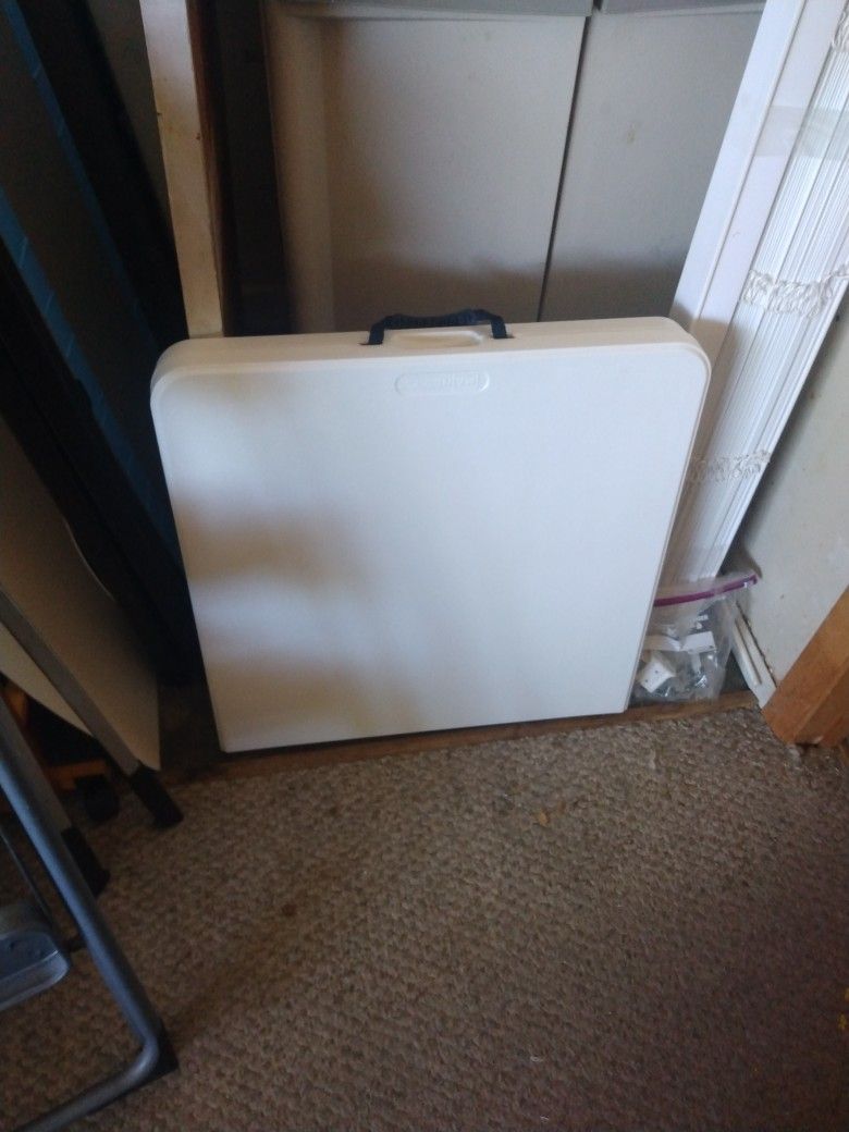 2 Folding Tables