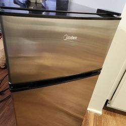 Midea 3.1 Cu Ft Mini Fridge and Freezer