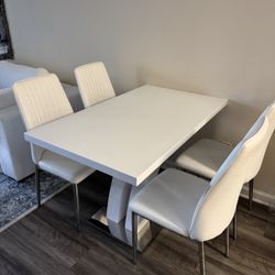 Modern Dining Table – Excellent Condition